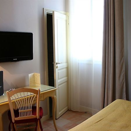 Hotel And Restaurant L Arena Frejus Exterior photo